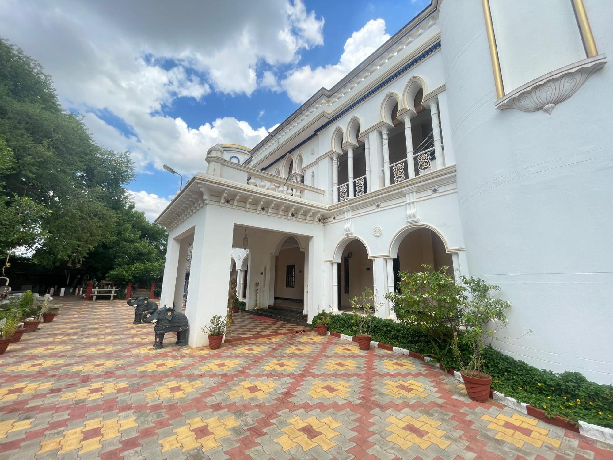 Chola Heritage Resort Kāraikkudi Exterior photo